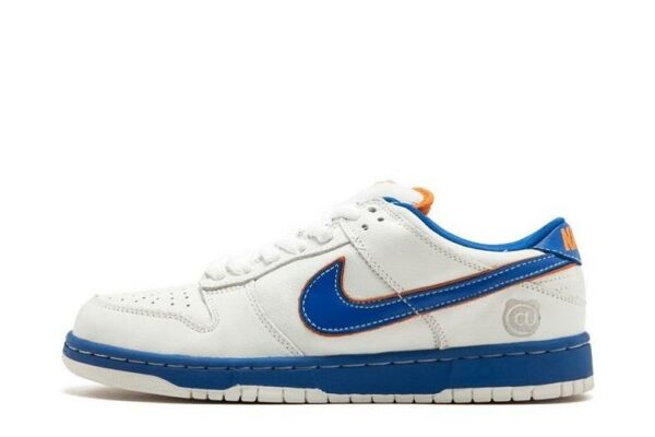 Dunks Low SB “Medicom”