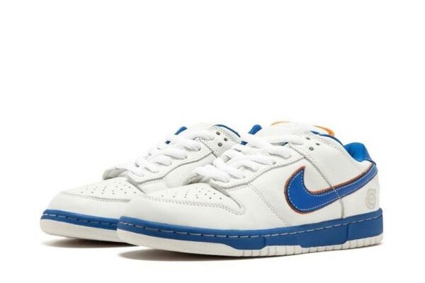 Dunks Low SB Medicom 304292-142