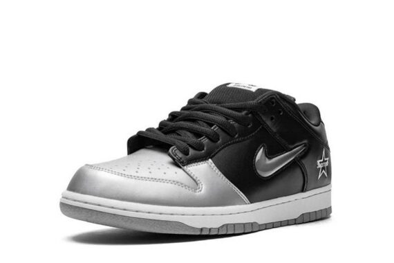 SB Dunk Low "Metallic Silver"