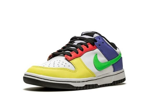 Dunk Low WMNS “Green Strike”