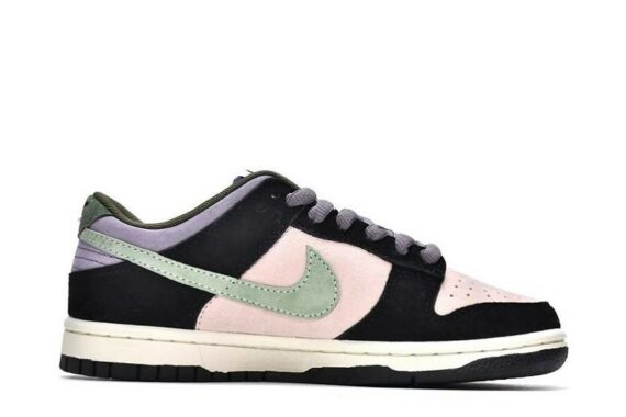 Nike Dunk Low “Pluto”