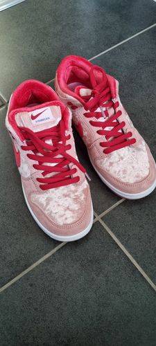 Nike x StrangeLove SB Dunk Low 'Valentine's Day' photo review