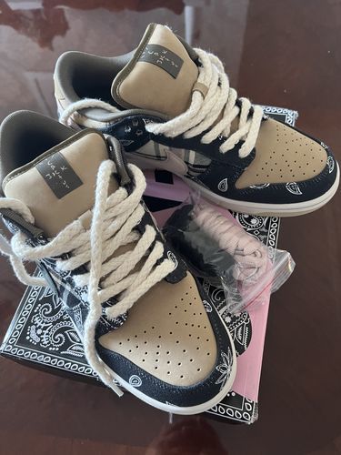 Travis Scott SB Dunk Low "Cactus Jack" photo review