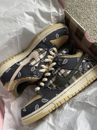 Travis Scott SB Dunk Low "Cactus Jack" photo review