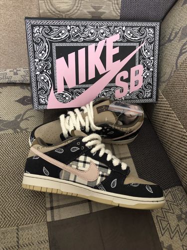 Travis Scott SB Dunk Low "Cactus Jack" photo review