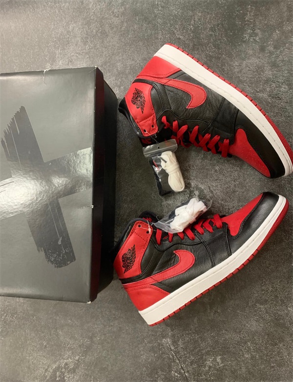 Air Jordan 1 Retro High OG SE 'Satin Banned' photo review