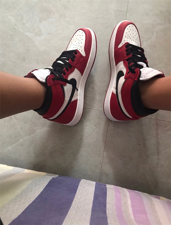 Air Jordan 1 Retro High OG "Chicago" photo review