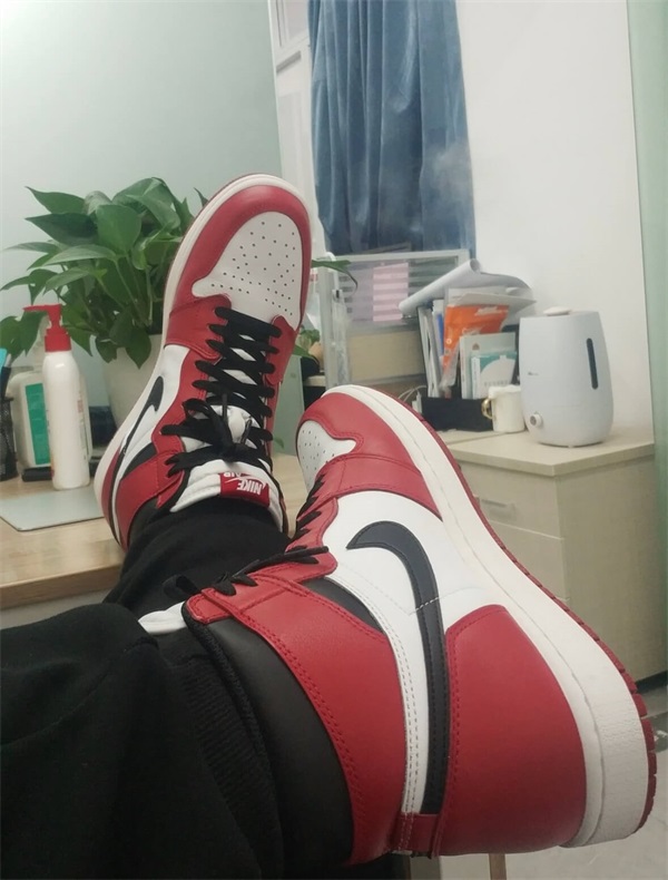 Air Jordan 1 Retro High OG "Chicago" photo review