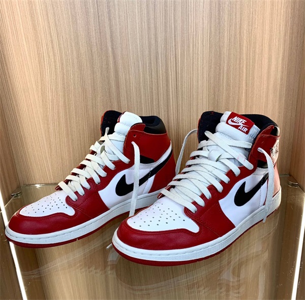 Air Jordan 1 Retro High OG "Chicago" photo review