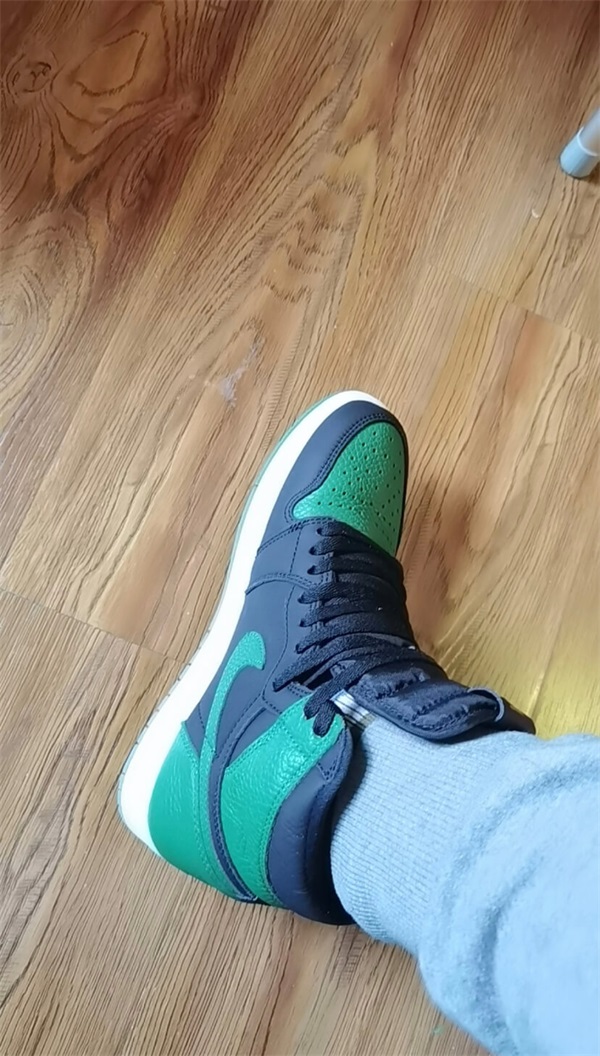 Air Jordan 1 Retro High OG 'Pine Green 2.0' photo review