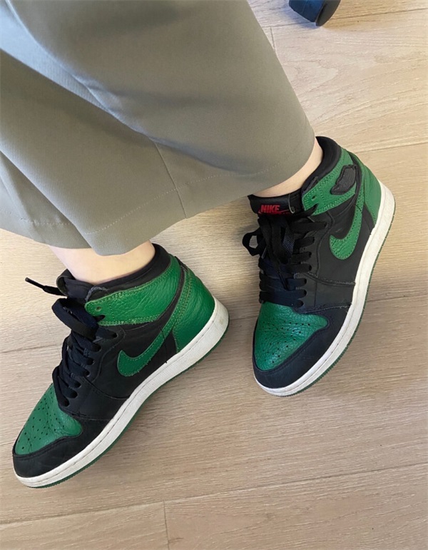 Air Jordan 1 Retro High OG 'Pine Green 2.0' photo review