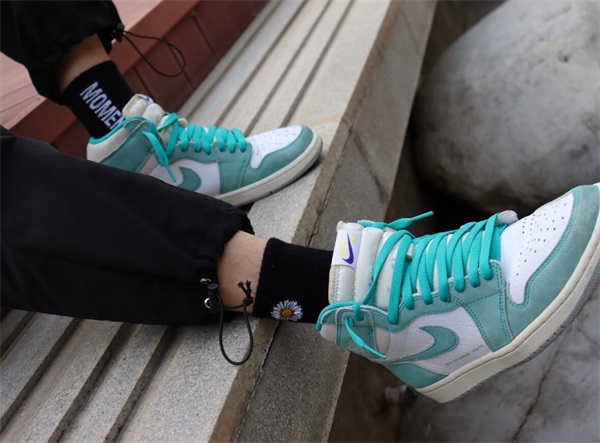 Air Jordan 1 Retro High OG 'Turbo Green' photo review