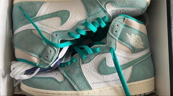 Air Jordan 1 Retro High OG 'Turbo Green' photo review