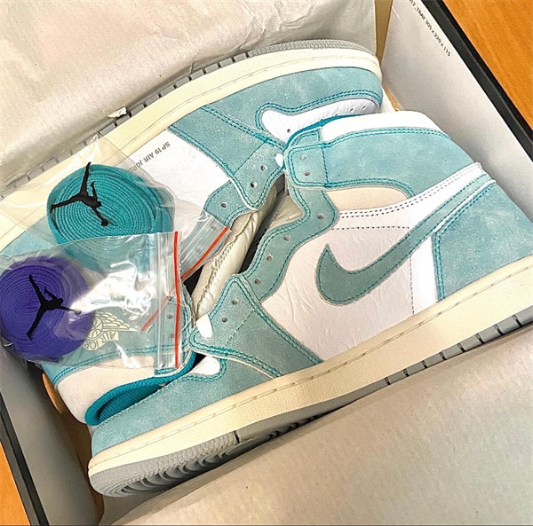 Air Jordan 1 Retro High OG 'Turbo Green' photo review