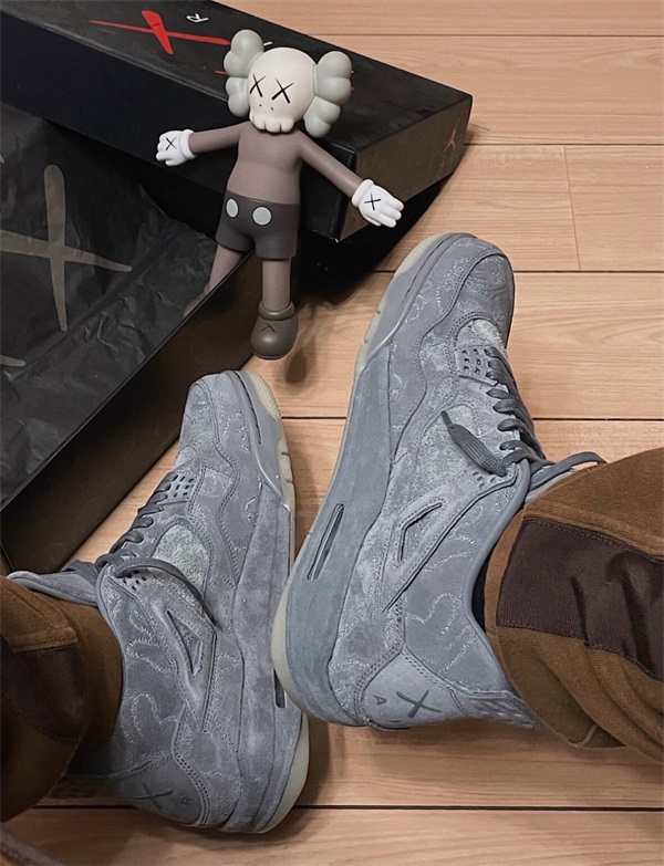 Air Jordan 4 Retro Kaws "Cool Grey" photo review