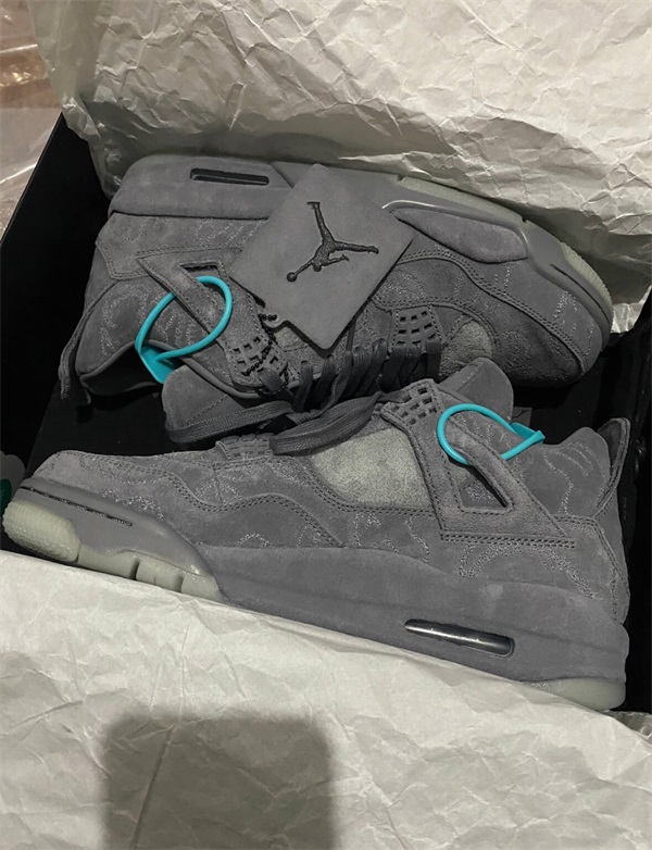 Air Jordan 4 Retro Kaws "Cool Grey" photo review