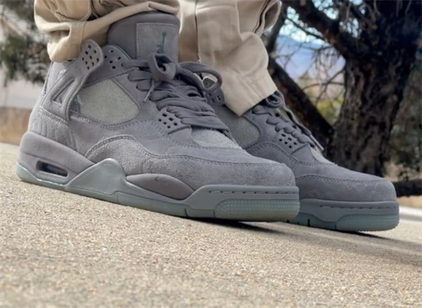 Air Jordan 4 Retro Kaws "Cool Grey" photo review