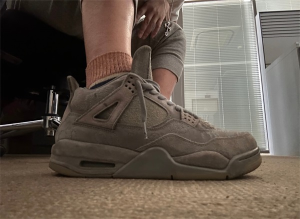 Air Jordan 4 Retro Kaws "Cool Grey" photo review