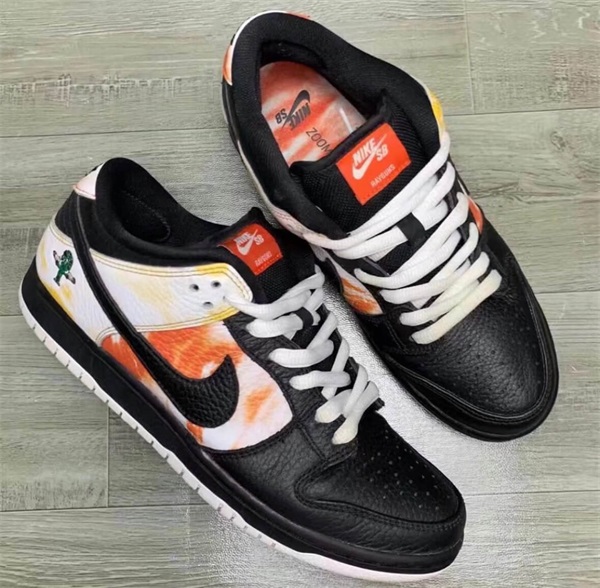 SB Dunk Low “Raygun Tie-Dye” photo review