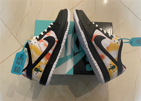 SB Dunk Low “Raygun Tie-Dye” photo review