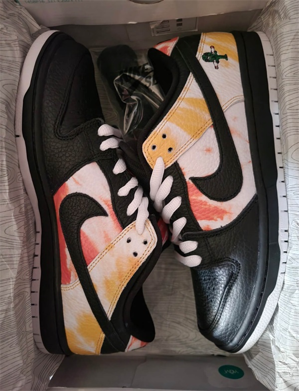 SB Dunk Low “Raygun Tie-Dye” photo review