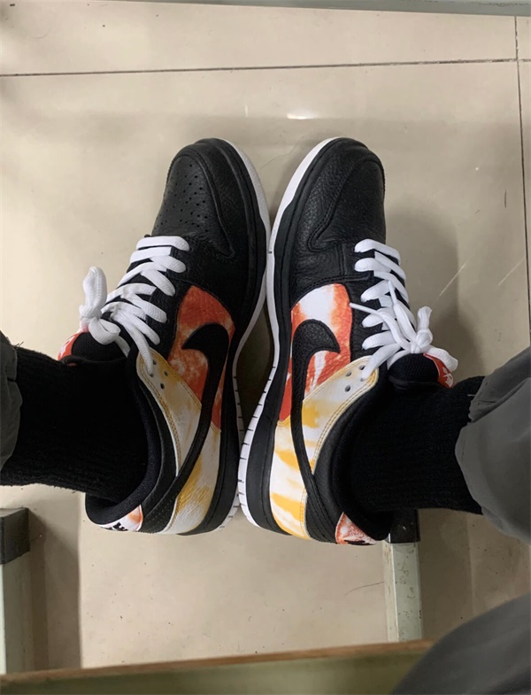 SB Dunk Low “Raygun Tie-Dye” photo review