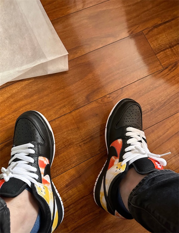 SB Dunk Low “Raygun Tie-Dye” photo review