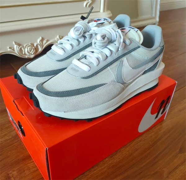 Sacai x Nike LDWaffle “Wolf Grey” photo review