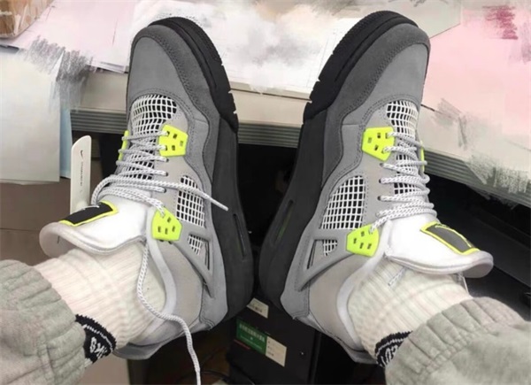 Air Jordan 4 SE “Neon” photo review