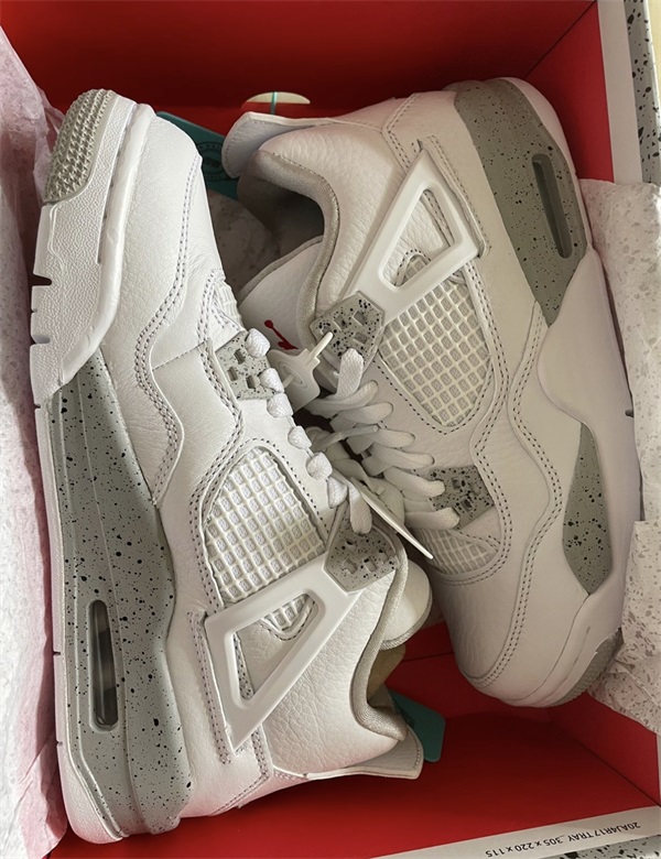 Air Jordan 4 “White Oreo” photo review