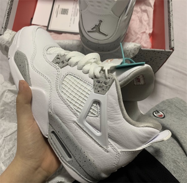 Air Jordan 4 “White Oreo” photo review