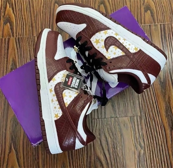 Nike Supreme x Dunk Low OG SB QS 'Barkroot Brown' photo review